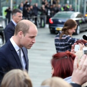 Le prince William, duc de Cambridge et Catherine Kate Middleton, duchesse de Cambridge, quittent le musée nationale du football à Manchester le 14 octobre 2016.  The Duke and Duchess of Cambridge leave the National Football Museum in MAnchester 14 October 201614/10/2016 - Manchester