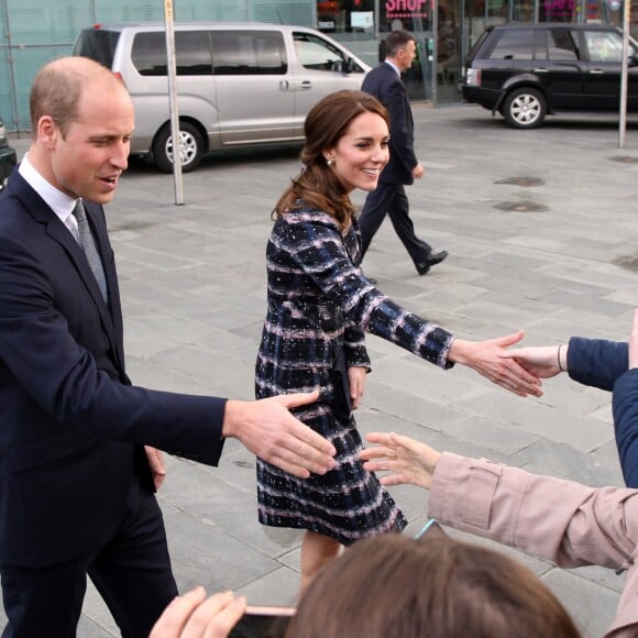 Le prince William, duc de Cambridge et Catherine Kate Middleton, duchesse de Cambridge, quittent le musée nationale du football à Manchester le 14 octobre 2016.  The Duke and Duchess of Cambridge leave the National Football Museum in MAnchester 14 October 201614/10/2016 - Manchester