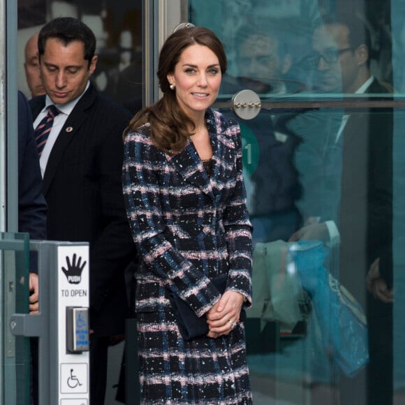 Le prince William, duc de Cambridge et Catherine Kate Middleton, duchesse de Cambridge, quittent le musée nationale du football à Manchester le 14 octobre 2016.  14 October 2016. Prince William, Duke of Cambridge and Catherine, Duchess of Cambridge visit The National Football Museum in Manchester.14/10/2016 - Manchester