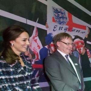 Le prince William, duc de Cambridge et Catherine Kate Middleton, duchesse de Cambridge visitent le musée du football de Manchester le 14 octobre 2016.  14th October 2016 Manchester UK Britain's Prince William and Catherine, Duchess of Cambridge, visit to The National Football Museum, housed in Manchester's iconic Urbis building. The Duke and Duchess will first attend a reception with some of the brightest and best young Mancunians, who are making a difference to their communities. They will then take a tour of the museum, which aims to explain to fans and non-fans alike how and why football has become &x2018;the people&x2019;s game&x2019;, a key part of England's heritage and way of life.14/10/2016 - Manchester