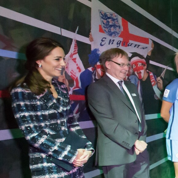Le prince William, duc de Cambridge et Catherine Kate Middleton, duchesse de Cambridge visitent le musée du football de Manchester le 14 octobre 2016.  14th October 2016 Manchester UK Britain's Prince William and Catherine, Duchess of Cambridge, visit to The National Football Museum, housed in Manchester's iconic Urbis building. The Duke and Duchess will first attend a reception with some of the brightest and best young Mancunians, who are making a difference to their communities. They will then take a tour of the museum, which aims to explain to fans and non-fans alike how and why football has become &x2018;the people&x2019;s game&x2019;, a key part of England's heritage and way of life.14/10/2016 - Manchester