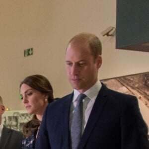 Le prince William, duc de Cambridge et Catherine Kate Middleton, duchesse de Cambridge visitent le musée du football de Manchester le 14 octobre 2016.  14th October 2016 Manchester UK Britain's Prince William and Catherine, Duchess of Cambridge, visit to The National Football Museum, housed in Manchester's iconic Urbis building. The Duke and Duchess will first attend a reception with some of the brightest and best young Mancunians, who are making a difference to their communities. They will then take a tour of the museum, which aims to explain to fans and non-fans alike how and why football has become &x2018;the people&x2019;s game&x2019;, a key part of England's heritage and way of life.14/10/2016 - Manchester