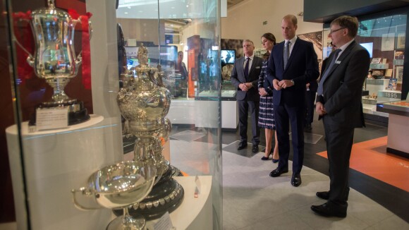 Le prince William, duc de Cambridge et Catherine Kate Middleton, duchesse de Cambridge visitent le musée du football de Manchester le 14 octobre 2016.  14th October 2016 Manchester UK Britain's Prince William and Catherine, Duchess of Cambridge, visit to The National Football Museum, housed in Manchester's iconic Urbis building. The Duke and Duchess will first attend a reception with some of the brightest and best young Mancunians, who are making a difference to their communities. They will then take a tour of the museum, which aims to explain to fans and non-fans alike how and why football has become &x2018;the people&x2019;s game&x2019;, a key part of England's heritage and way of life.14/10/2016 - Manchester