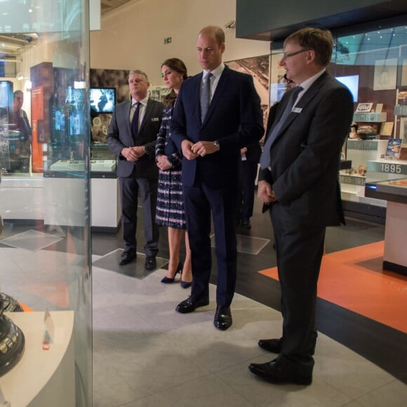 Le prince William, duc de Cambridge et Catherine Kate Middleton, duchesse de Cambridge visitent le musée du football de Manchester le 14 octobre 2016.  14th October 2016 Manchester UK Britain's Prince William and Catherine, Duchess of Cambridge, visit to The National Football Museum, housed in Manchester's iconic Urbis building. The Duke and Duchess will first attend a reception with some of the brightest and best young Mancunians, who are making a difference to their communities. They will then take a tour of the museum, which aims to explain to fans and non-fans alike how and why football has become &x2018;the people&x2019;s game&x2019;, a key part of England's heritage and way of life.14/10/2016 - Manchester