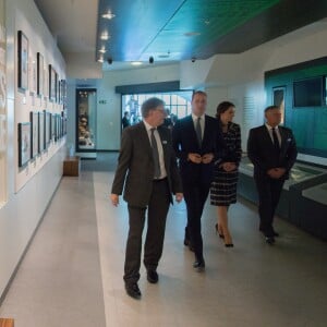 Le prince William, duc de Cambridge et Catherine Kate Middleton, duchesse de Cambridge visitent le musée du football de Manchester le 14 octobre 2016.  14th October 2016 Manchester UK Britain's Prince William and Catherine, Duchess of Cambridge, visit to The National Football Museum, housed in Manchester's iconic Urbis building. The Duke and Duchess will first attend a reception with some of the brightest and best young Mancunians, who are making a difference to their communities. They will then take a tour of the museum, which aims to explain to fans and non-fans alike how and why football has become &x2018;the people&x2019;s game&x2019;, a key part of England's heritage and way of life.14/10/2016 - Manchester