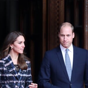 Le prince William et Catherine Kate Middleton quittent la mairie de Manchester et saluent le public à l'extérieur le 14 octobre 2016.  The Duke and Duchess of Cambridge leave the Manchester Town Hall today as they carried out various engagements. 14 October 2016.14/10/2016 - Manchester