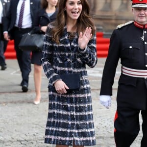 Le prince William et Catherine Kate Middleton quittent la mairie de Manchester et saluent le public à l'extérieur le 14 octobre 2016.  The Duke and Duchess of Cambridge leave the Manchester Town Hall today as they carried out various engagements. 14 October 2016.14/10/2016 - Manchester