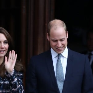 Le prince William et Catherine Kate Middleton quittent la mairie de Manchester et saluent le public à l'extérieur le 14 octobre 2016.  The Duke and Duchess of Cambridge leave the Manchester Town Hall today as they carried out various engagements. 14 October 2016.14/10/2016 - Manchester