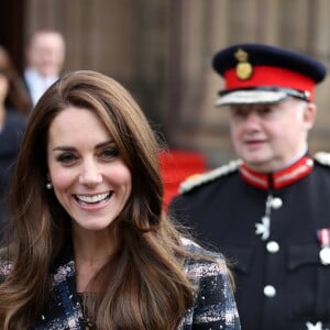 Le prince William et Catherine Kate Middleton quittent la mairie de Manchester et saluent le public à l'extérieur le 14 octobre 2016.  The Duke and Duchess of Cambridge leave the Manchester Town Hall today as they carried out various engagements. 14 October 2016.14/10/2016 - Manchester