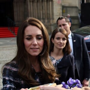 Le prince William et Catherine Kate Middleton quittent la mairie de Manchester et saluent le public à l'extérieur le 14 octobre 2016.  The Duke and Duchess of Cambridge leave the Manchester Town Hall today as they carried out various engagements. 14 October 2016.14/10/2016 - Manchester