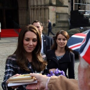 Le prince William et Catherine Kate Middleton quittent la mairie de Manchester et saluent le public à l'extérieur le 14 octobre 2016.  The Duke and Duchess of Cambridge leave the Manchester Town Hall today as they carried out various engagements. 14 October 2016.14/10/2016 - Manchester