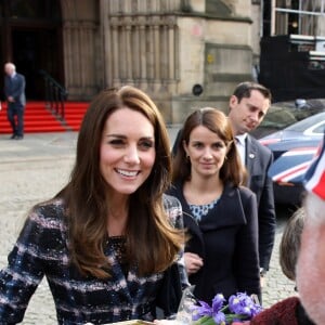 Le prince William et Catherine Kate Middleton quittent la mairie de Manchester et saluent le public à l'extérieur le 14 octobre 2016.  The Duke and Duchess of Cambridge leave the Manchester Town Hall today as they carried out various engagements. 14 October 2016.14/10/2016 - Manchester