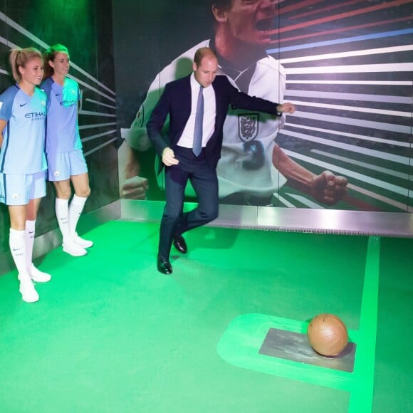 Le prince William, duc de Cambridge et Catherine Kate Middleton, duchesse de Cambridge visitent le musée du football de Manchester le 14 octobre 2016.  14th October 2016 Manchester UK Britain's Prince William and Catherine, Duchess of Cambridge, visit to The National Football Museum, housed in Manchester's iconic Urbis building. The Duke and Duchess will first attend a reception with some of the brightest and best young Mancunians, who are making a difference to their communities. They will then take a tour of the museum, which aims to explain to fans and non-fans alike how and why football has become &x2018;the people&x2019;s game&x2019;, a key part of England's heritage and way of life.14/10/2016 - Manchester