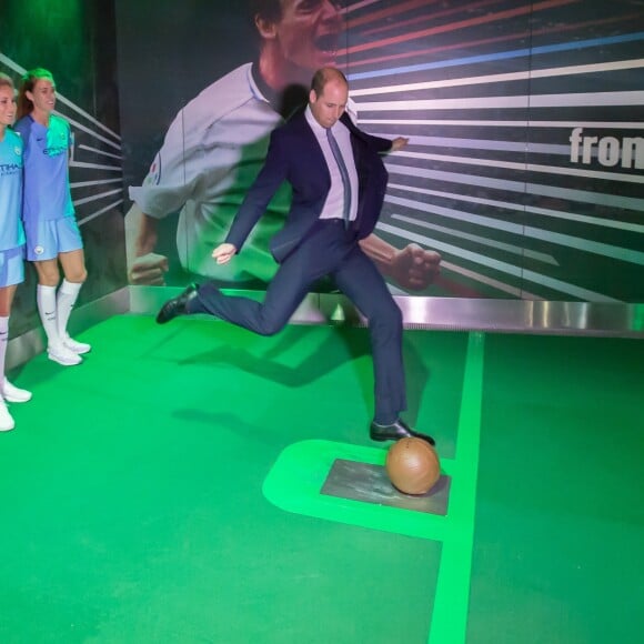 Le prince William, duc de Cambridge et Catherine Kate Middleton, duchesse de Cambridge visitent le musée du football de Manchester le 14 octobre 2016.  14th October 2016 Manchester UK Britain's Prince William and Catherine, Duchess of Cambridge, visit to The National Football Museum, housed in Manchester's iconic Urbis building. The Duke and Duchess will first attend a reception with some of the brightest and best young Mancunians, who are making a difference to their communities. They will then take a tour of the museum, which aims to explain to fans and non-fans alike how and why football has become &x2018;the people&x2019;s game&x2019;, a key part of England's heritage and way of life.14/10/2016 - Manchester