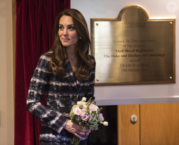 Le prince William, duc de Cambridge et Catherine Kate Middleton, duchesse de Cambridge visitent la maison de soin Francis House à Manchester le 14 octobre 2016.  14th October 2016 Manchester UK Britain's Prince William and Catherine, Duchess of Cambridge, at Francis House during a visit to the hospice on October 14, 2016 in Manchester, England. Francis House provides respite care, home care, sibling support, activity weekends for bereaved siblings, end of life care and bereavement support.14/10/2016 - Manchester