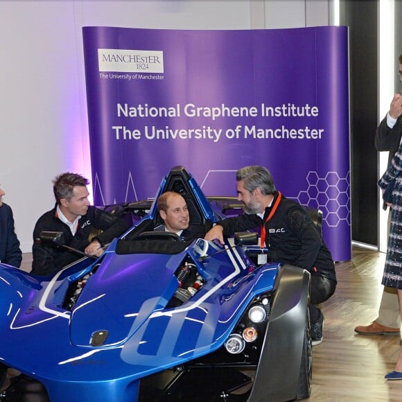 Le prince William, duc de Cambridge et Catherine Kate Middleton, duchesse de Cambridge, visitent l'université de Manchester le 14 octobre 2016.  14th October 2016 Manchester UK Britain's Prince William and Catherine, Duchess of Cambridge, visit The University of Manchester to view the National Graphene Institute. Graphene is the thinnest, strongest and most conductive material on the planet. Prince William tried out a sports car built from the material.14/10/2016 - Manchester