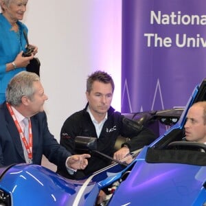 Le prince William, duc de Cambridge et Catherine Kate Middleton, duchesse de Cambridge, visitent l'université de Manchester le 14 octobre 2016.  14th October 2016 Manchester UK Britain's Prince William and Catherine, Duchess of Cambridge, visit The University of Manchester to view the National Graphene Institute. Graphene is the thinnest, strongest and most conductive material on the planet. Prince William tried out a sports car built from the material.14/10/2016 - Manchester