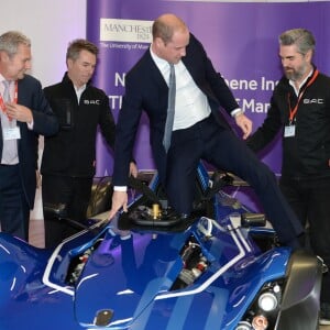 Le prince William, duc de Cambridge et Catherine Kate Middleton, duchesse de Cambridge, visitent l'université de Manchester le 14 octobre 2016.  14th October 2016 Manchester UK Britain's Prince William and Catherine, Duchess of Cambridge, visit The University of Manchester to view the National Graphene Institute. Graphene is the thinnest, strongest and most conductive material on the planet. Prince William tried out a sports car built from the material.14/10/2016 - Manchester