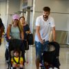 Shakira avec son mari Gerard Piqué et leurs enfants Milan et Sasha, arrivent à l'aéroport de Miami, le 6 juillet 2016