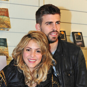 Shakira et son compagnon Gerard Piqué au lancement du nouveau livre de Joan Piqué, le père de Gerard, à Barcelone, le 14 mars 2013