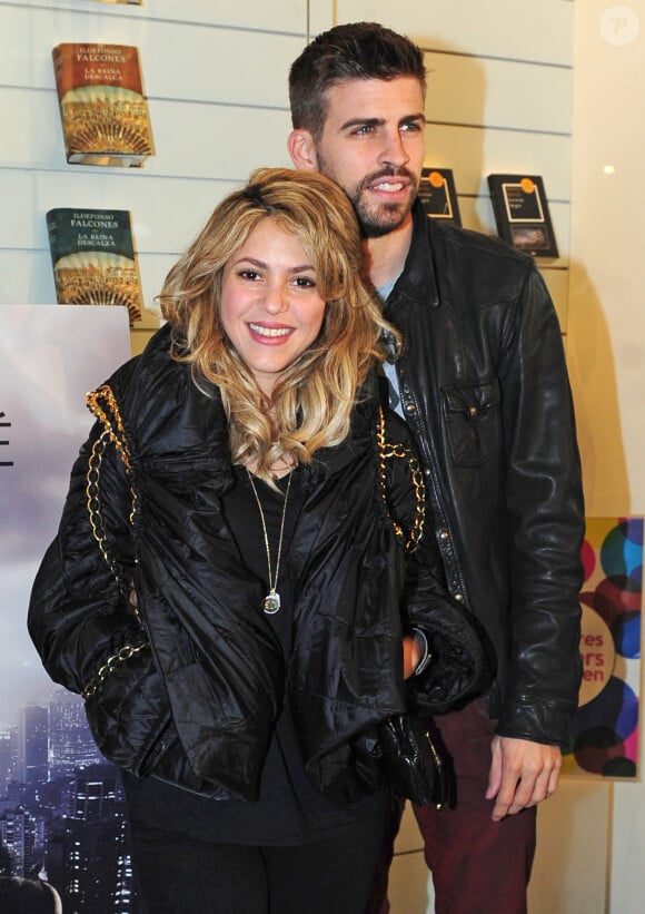 Shakira et son compagnon Gerard Piqué au lancement du nouveau livre de Joan Piqué, le père de Gerard, à Barcelone, le 14 mars 2013