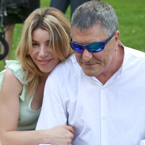 Jean-Marie Bigard et sa femme Lola Marois - Tournage du film "Vive la crise" à Paris. Le 25 juin 2016