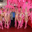Exclusif - Jean-Paul Belmondo pose au milieu des danseuses dans les coulisses du Moulin-Rouge à Paris le 3 octobre 2016.