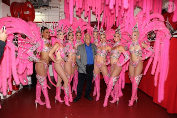 Exclusif - Jean-Paul Belmondo pose au milieu des danseuses dans les coulisses du Moulin-Rouge à Paris le 3 octobre 2016.
