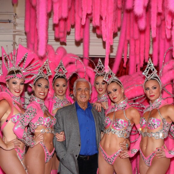 Exclusif - Jean-Paul Belmondo pose dans les coulisses du Moulin-Rouge à Paris le 3 octobre 2016.
