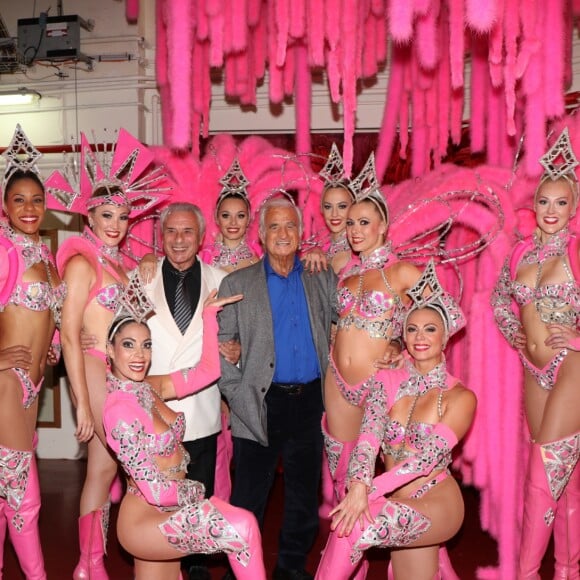 Exclusif - Jean-Paul Belmondo et son ami Michel Verrières posent dans les coulisses du Moulin-Rouge à Paris le 3 octobre 2016.