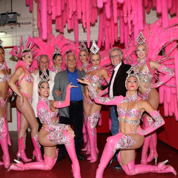 Exclusif - Jean-Paul Belmondo et ses amis Michel Verrières et André Cagnard posent dans les coulisses du Moulin-Rouge à Paris le 3 octobre 2016.