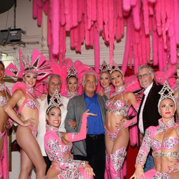 Exclusif - Jean-Paul Belmondo et ses amis Michel Verrières et André Cagnard posent dans les coulisses du Moulin-Rouge à Paris le 3 octobre 2016.