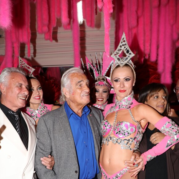 Exclusif - Jean-Paul Belmondo et son ami Michel Verrières posent dans les coulisses du Moulin-Rouge à Paris le 3 octobre 2016.