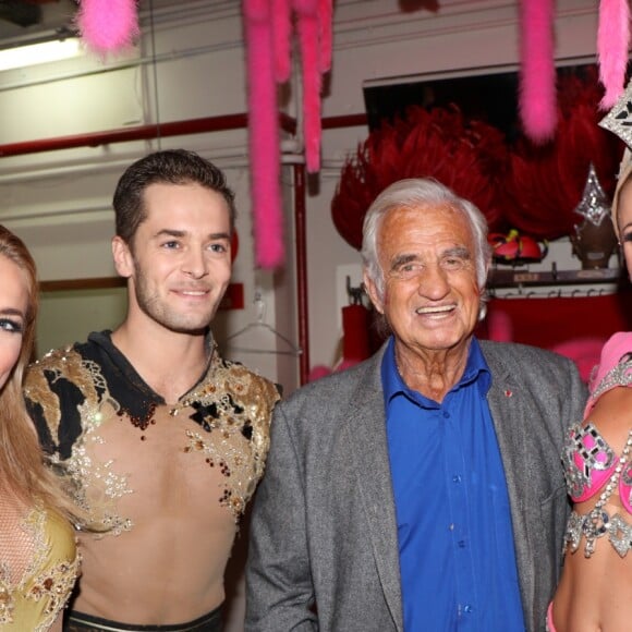 Exclusif - Jean-Paul Belmondo pose avec les artistes de Féérie dans les coulisses du Moulin-Rouge à Paris le 3 octobre 2016.