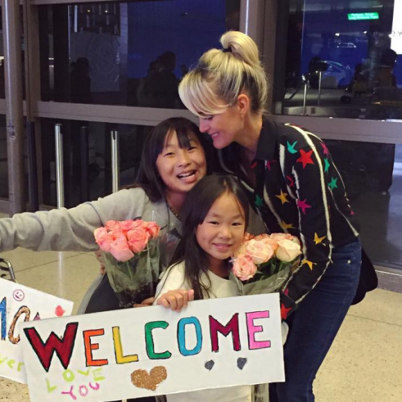 Laeticia Hallyday, de retour du Vietnam, a reçu un accueil surprise de ses filles et de son époux - À Los Angeles, octobre 2016.