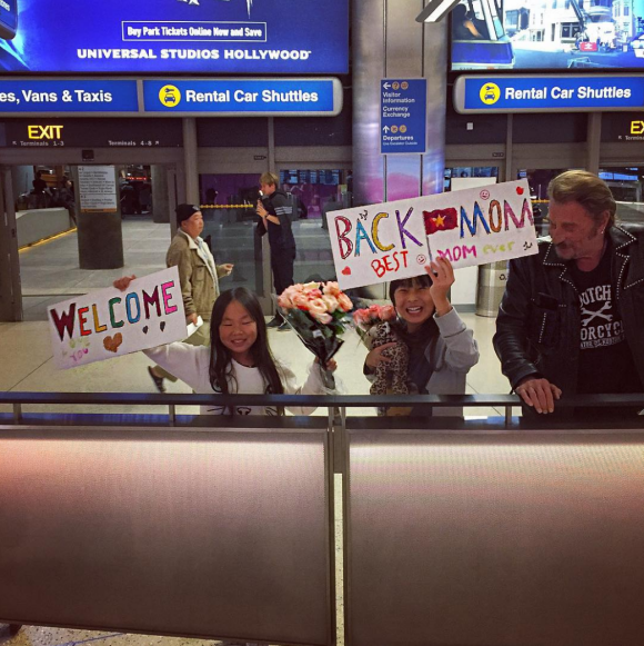Laeticia Hallyday, de retour du Vietnam, a reçu un accueil surprise de ses filles et de Johnny - À Los Angeles, octobre 2016.