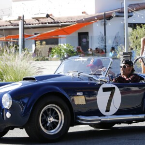 Exclusif - Johnny Hallyday et un ami se baladent à Los Angeles avec sa nouvelle voiture, une AC Cobra le 8 octobre 2016.