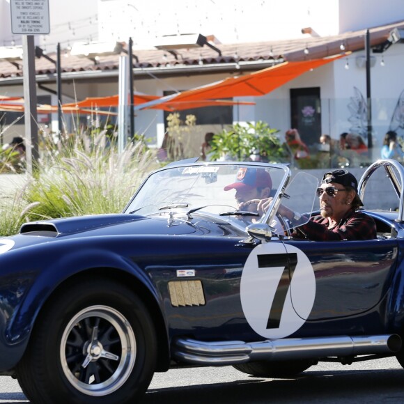 Exclusif - Johnny Hallyday et un ami se baladent à Los Angeles avec sa nouvelle voiture, une AC Cobra le 8 octobre 2016.