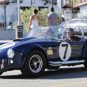 Exclusif - Johnny Hallyday et un ami se baladent à Los Angeles avec sa nouvelle voiture, une AC Cobra le 8 octobre 2016.