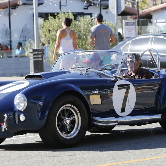 Exclusif - Johnny Hallyday et un ami se baladent à Los Angeles avec sa nouvelle voiture, une AC Cobra le 8 octobre 2016.