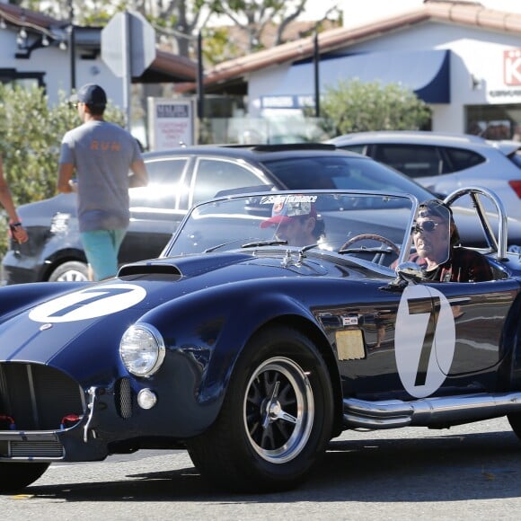 Exclusif - Johnny Hallyday et un ami se baladent à Los Angeles avec sa nouvelle voiture, une AC Cobra le 8 octobre 2016.