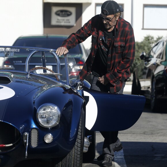 Exclusif - Johnny Hallyday et un ami se baladent à Los Angeles avec sa nouvelle voiture, une AC Cobra le 8 octobre 2016.