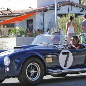 Exclusif - Johnny Hallyday et un ami se baladent à Los Angeles avec sa nouvelle voiture, une AC Cobra le 8 octobre 2016.