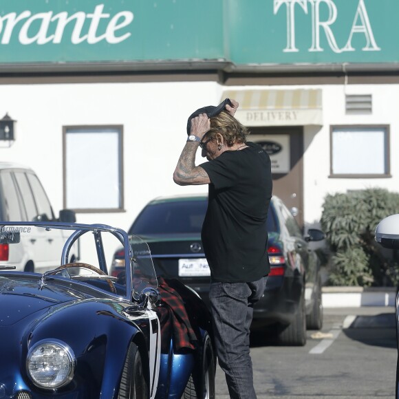 Exclusif - Johnny Hallyday et un ami se baladent à Los Angeles avec sa nouvelle voiture, une AC Cobra le 8 octobre 2016.
