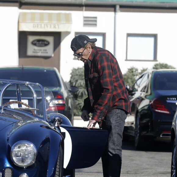 Exclusif - Johnny Hallyday et un ami se baladent à Los Angeles avec sa nouvelle voiture, une AC Cobra le 8 octobre 2016.