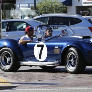 Exclusif - Johnny Hallyday et un ami se baladent à Los Angeles avec sa nouvelle voiture, une AC Cobra le 8 octobre 2016.