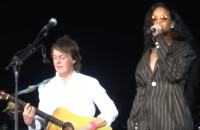 Rihanna rejoint Paul McCartney sur scène lors du festival Desert Trip à Indio en Californie, le 15 octobre 2016.