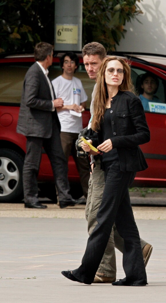 Angelina Jolie avec son garde du corps Mark Billingham à Prague en 2007.