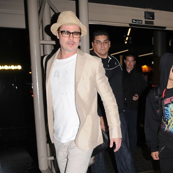 Brad Pitt et Angelina Jolie prennent un avion avec leurs enfants Maddox et Zahara à l'aéroport de LAX à Los Angeles. Brad Pitt porte un T-shirt avec un dessin fait à la main le représentant avec Angélina (fait par leur fille Vivienne). Le 6 juin 2014