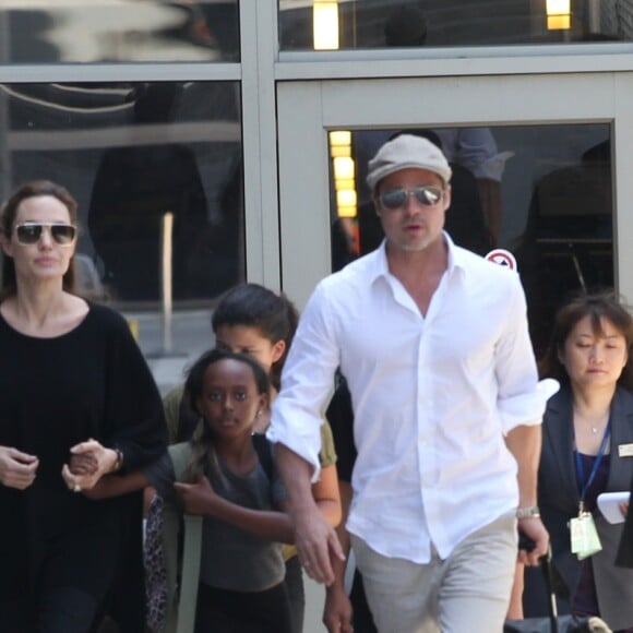 Angelina Jolie et Brad Pitt arrivent à l'aéroport de Los Angeles avec leurs enfants Zahara et Maddox en provenance de Londres, le 14 juin 2014.